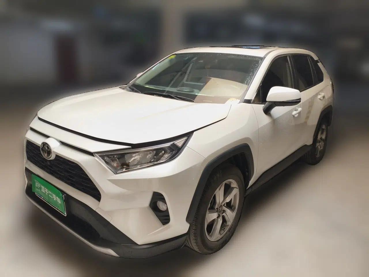 Toyota RAV4 2021 2.0L CVT Two-Wheel Drive Fashion PLUS Edition — миниатюра 1
