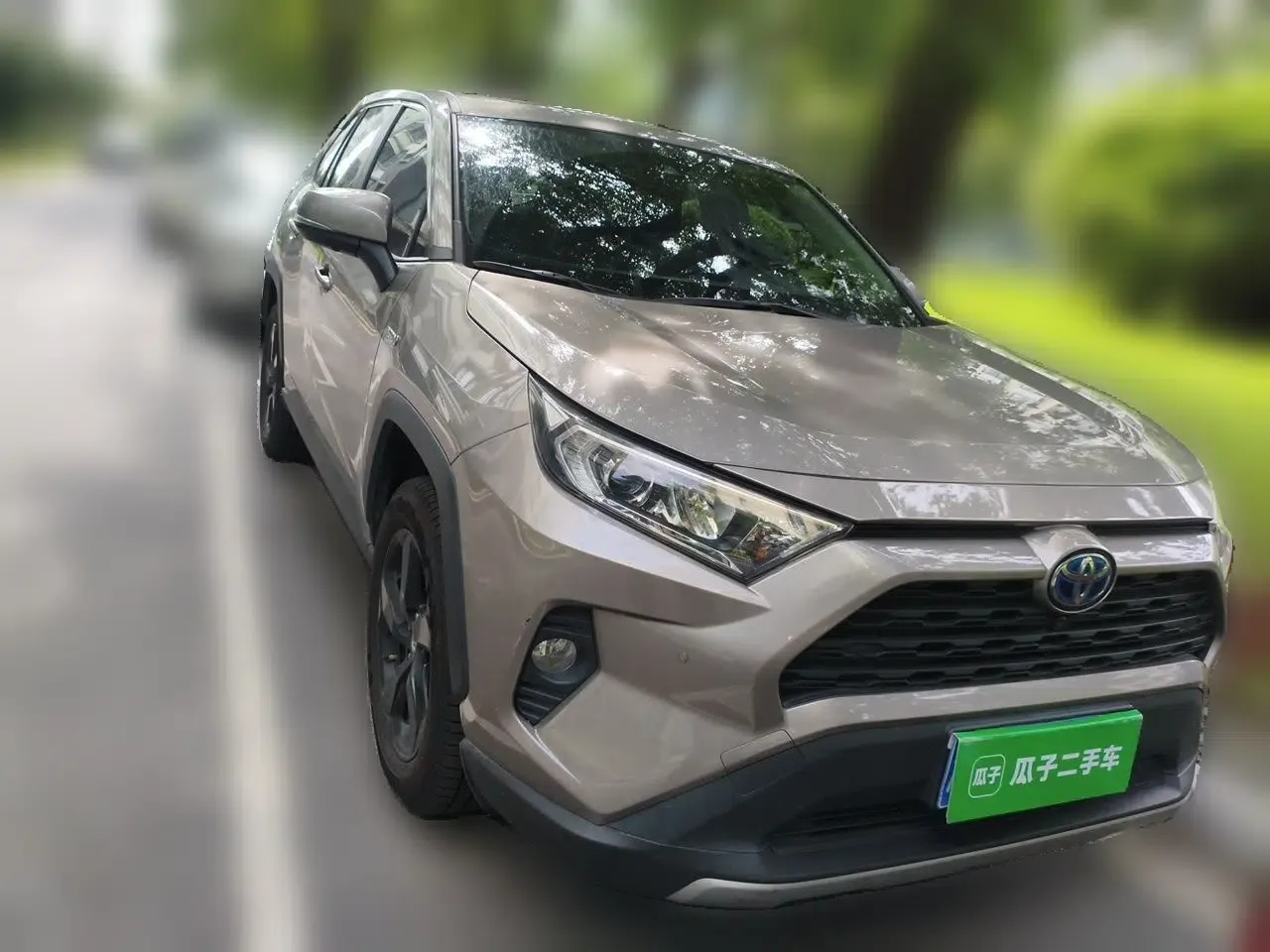 Toyota RAV4 2022 Dual-Engine 2.5L E-CVT Four-Wheel Drive Elite Plus Edition — миниатюра 2