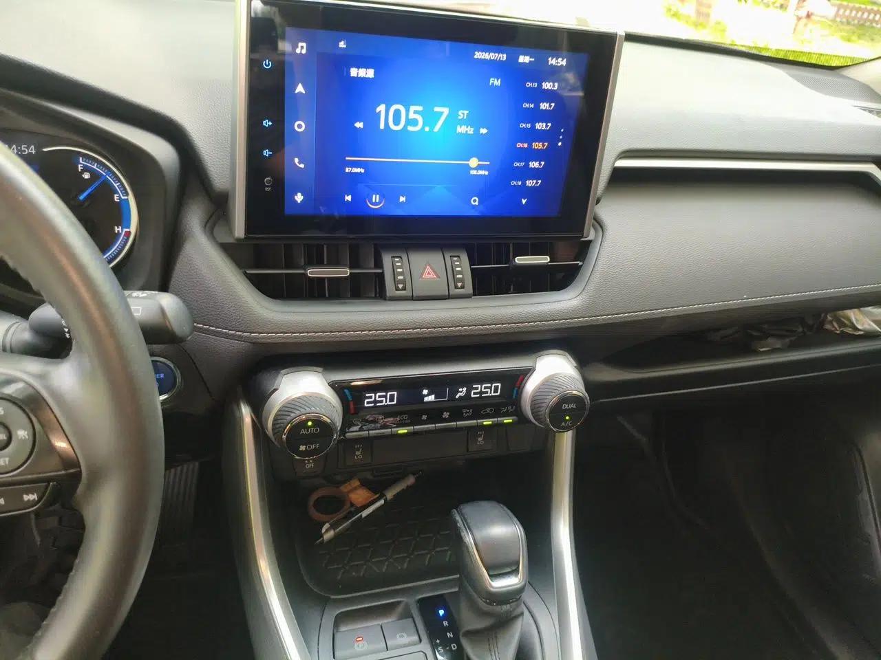 Toyota RAV4 2022 Dual-Engine 2.5L E-CVT Four-Wheel Drive Elite Plus Edition — миниатюра 13