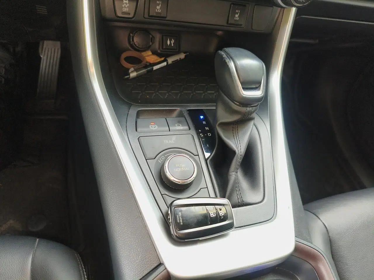 Toyota RAV4 2022 Dual-Engine 2.5L E-CVT Four-Wheel Drive Elite Plus Edition — миниатюра 14