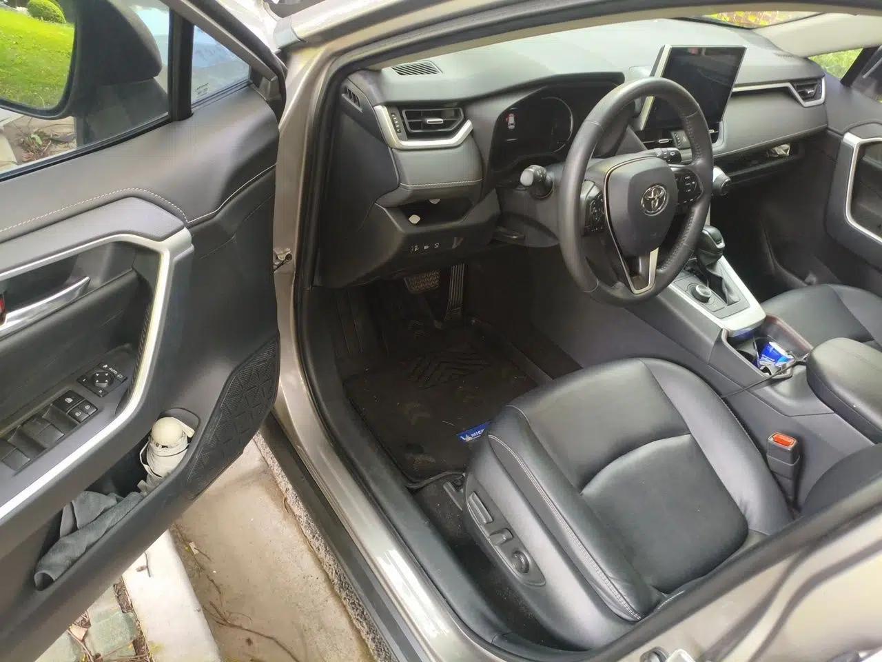 Toyota RAV4 2022 Dual-Engine 2.5L E-CVT Four-Wheel Drive Elite Plus Edition — миниатюра 16