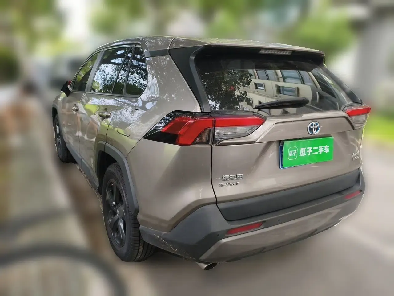 Toyota RAV4 2022 Dual-Engine 2.5L E-CVT Four-Wheel Drive Elite Plus Edition — миниатюра 4