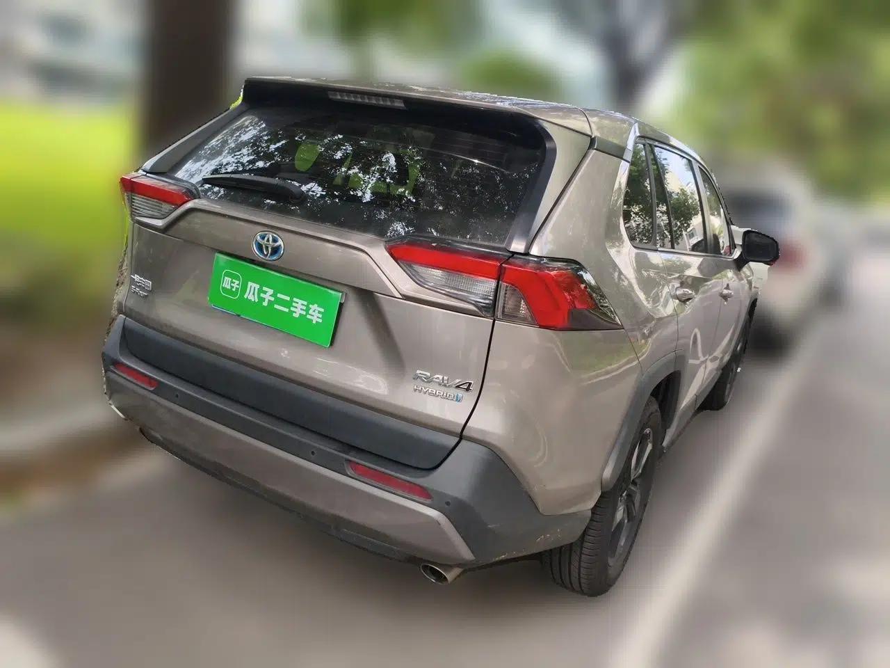 Toyota RAV4 2022 Dual-Engine 2.5L E-CVT Four-Wheel Drive Elite Plus Edition — миниатюра 6