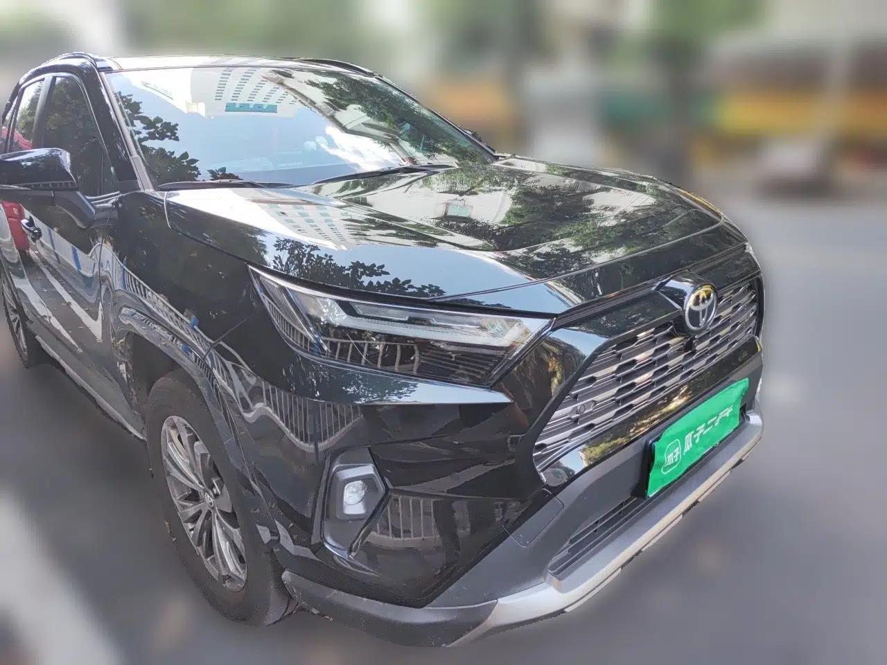 Toyota RAV4 2024 2.0L CVT Two-Wheel Drive Fashion Plus Edition — миниатюра 3