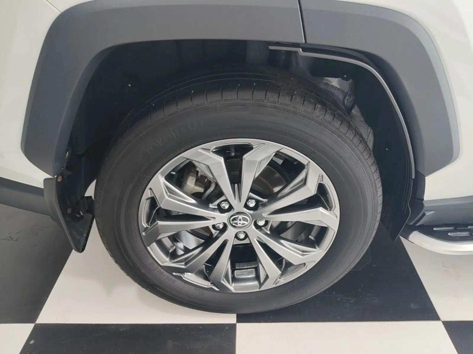 Toyota RAV4 2024 Dual-Motor 2.5L E-CVT Two-Wheel Drive Elite Plus Edition — миниатюра 11