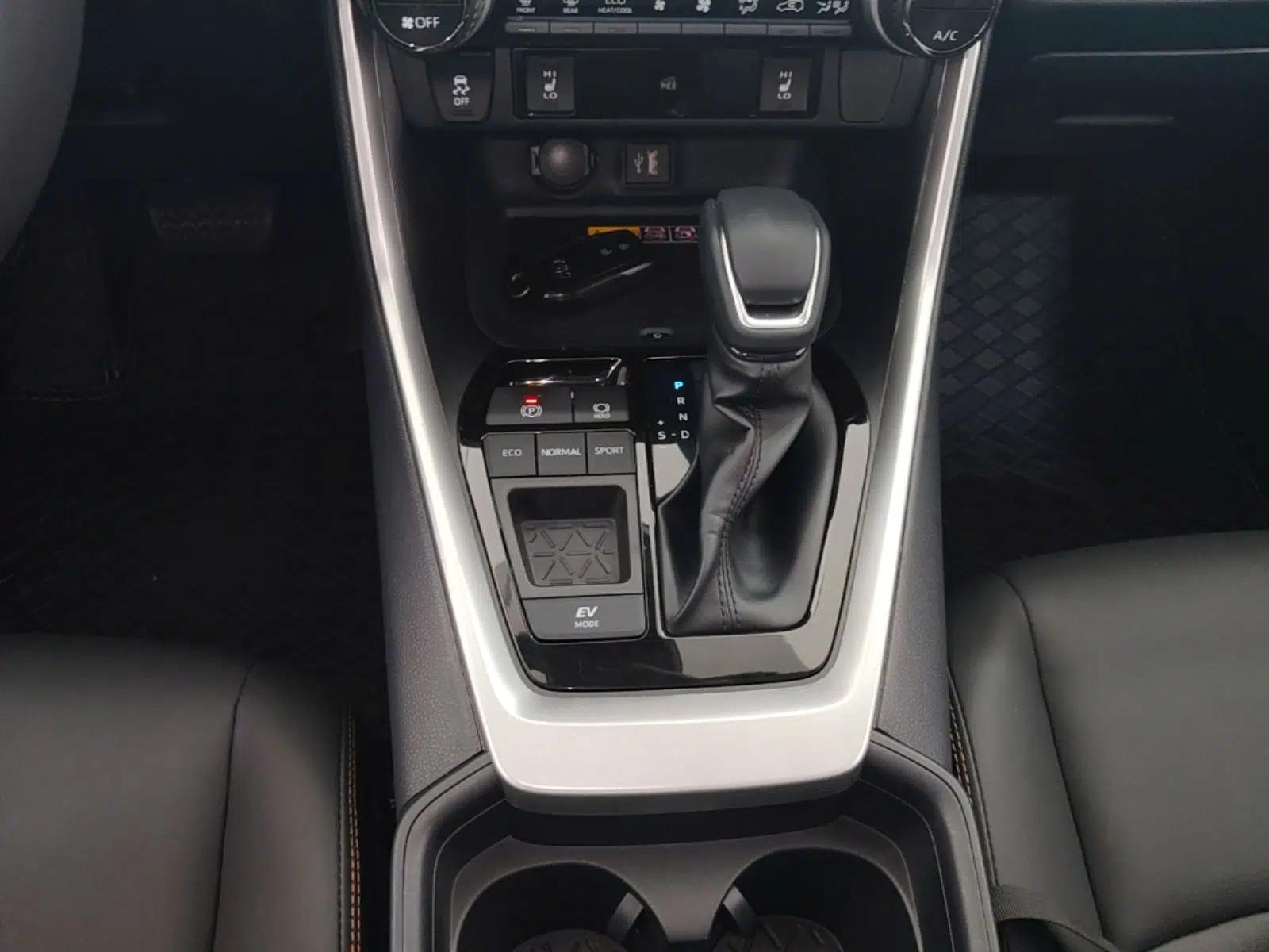 Toyota RAV4 2024 Dual-Motor 2.5L E-CVT Two-Wheel Drive Elite Plus Edition — миниатюра 16