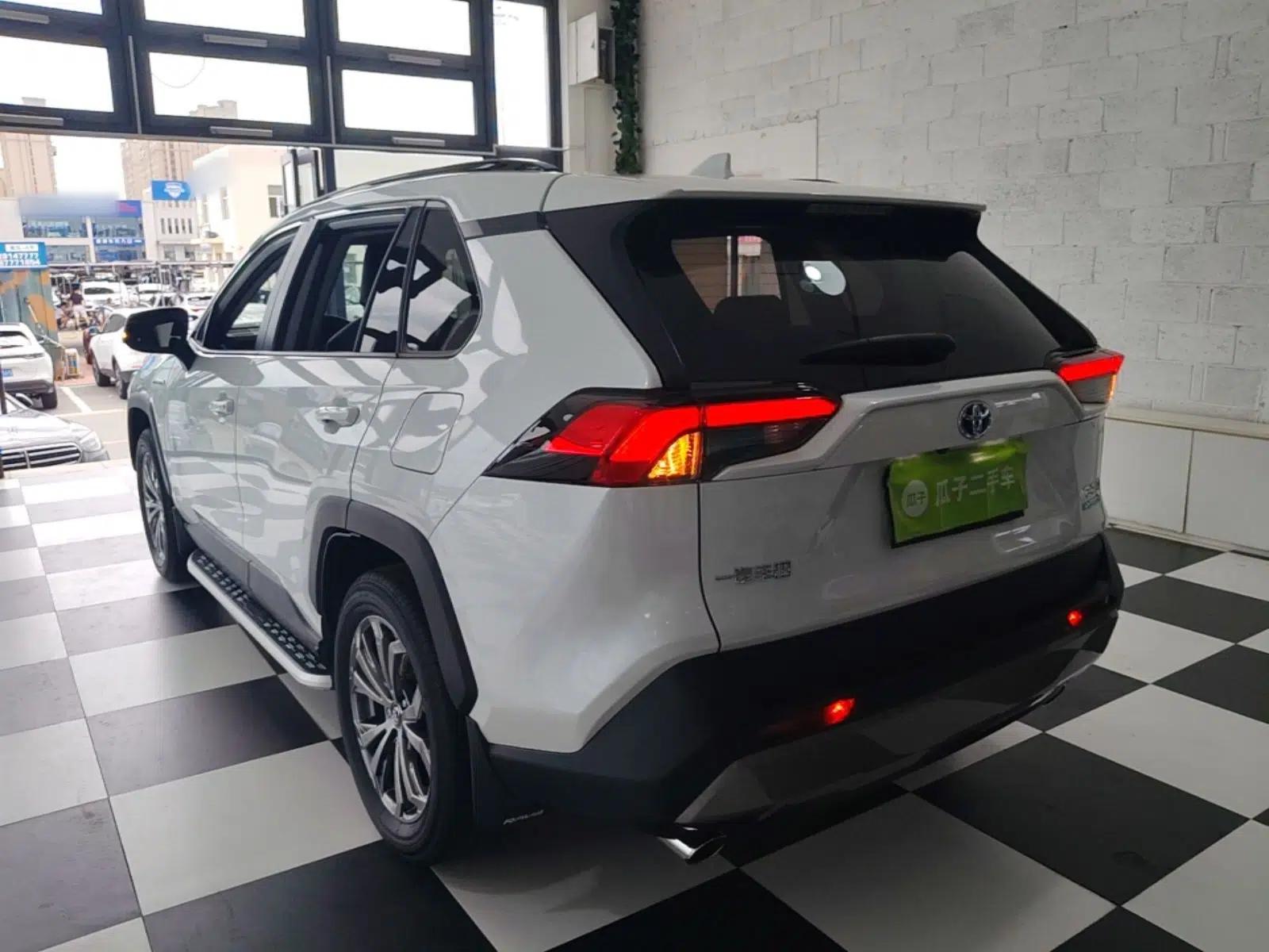 Toyota RAV4 2024 Dual-Motor 2.5L E-CVT Two-Wheel Drive Elite Plus Edition — миниатюра 4