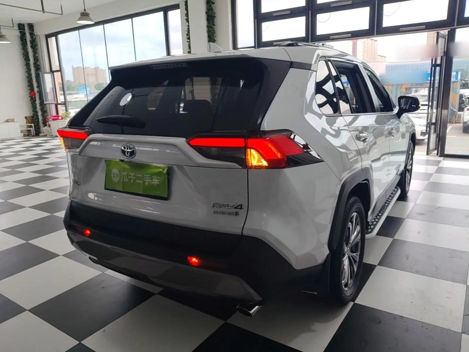 Toyota RAV4 2024 Dual-Motor 2.5L E-CVT Two-Wheel Drive Elite Plus Edition — миниатюра 6
