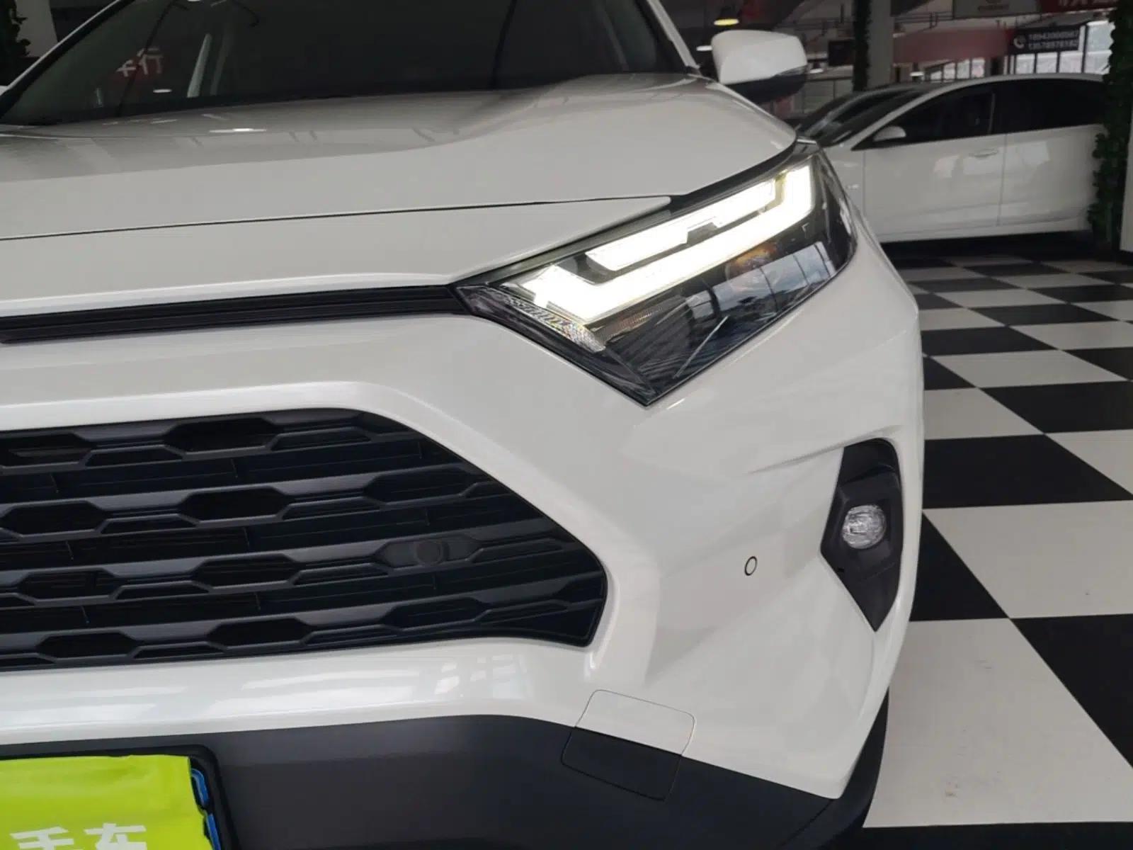 Toyota RAV4 2024 Dual-Motor 2.5L E-CVT Two-Wheel Drive Elite Plus Edition — миниатюра 8