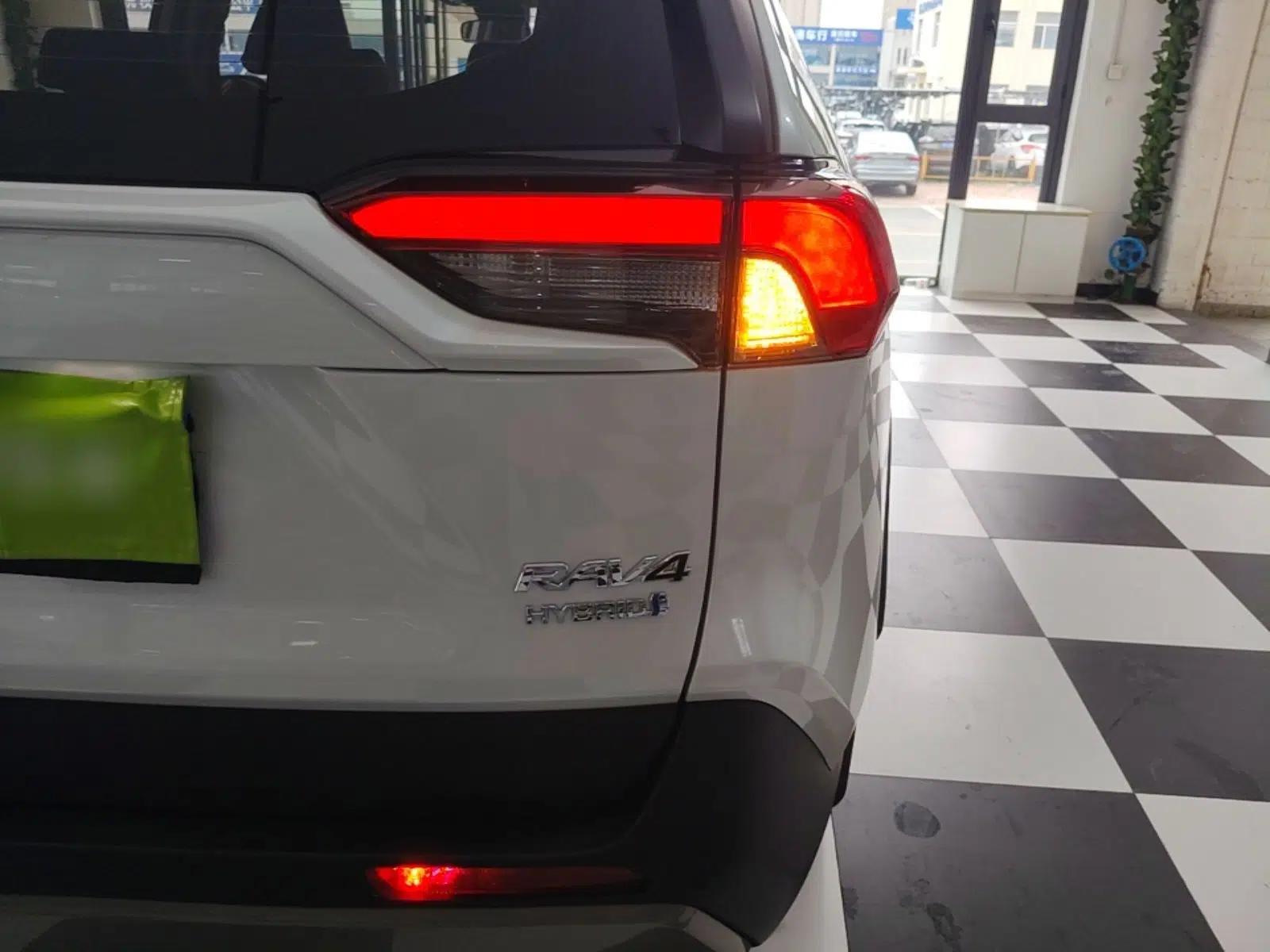Toyota RAV4 2024 Dual-Motor 2.5L E-CVT Two-Wheel Drive Elite Plus Edition — миниатюра 9