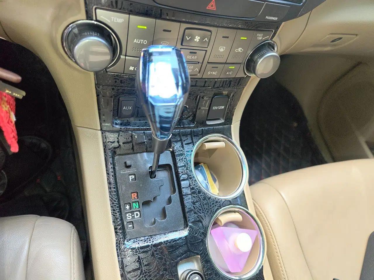 Toyota Highlander 2012 2.7L Two-Wheel Drive 7-Seater Luxury Edition — миниатюра 14