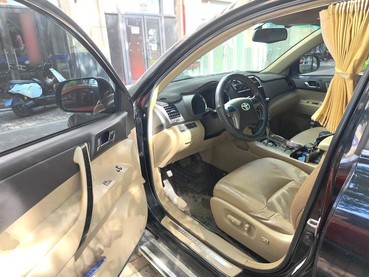 Toyota Highlander 2012 2.7L Two-Wheel Drive 7-Seater Luxury Edition — миниатюра 16