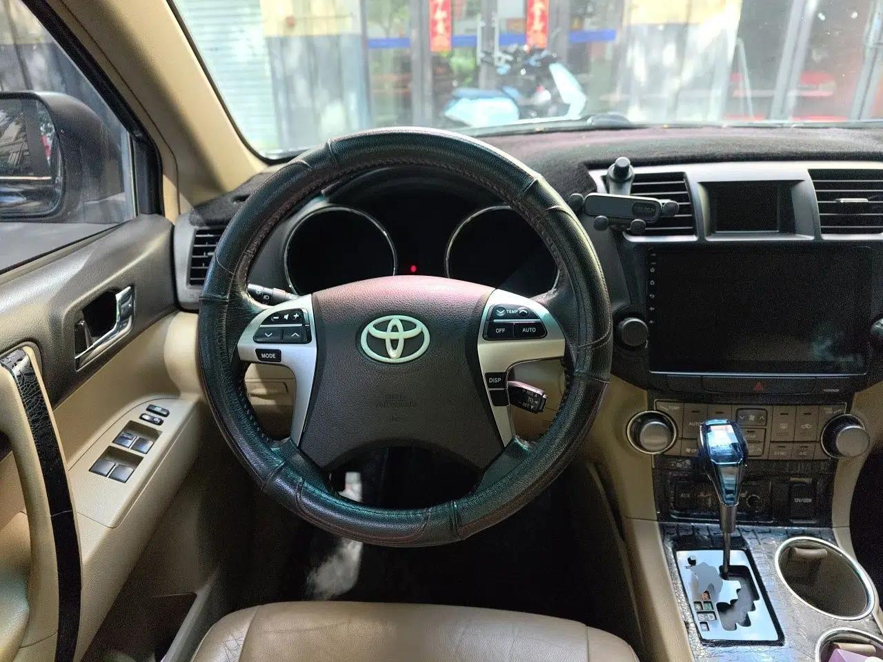 Toyota Highlander 2012 2.7L Two-Wheel Drive 7-Seater Luxury Edition — миниатюра 10