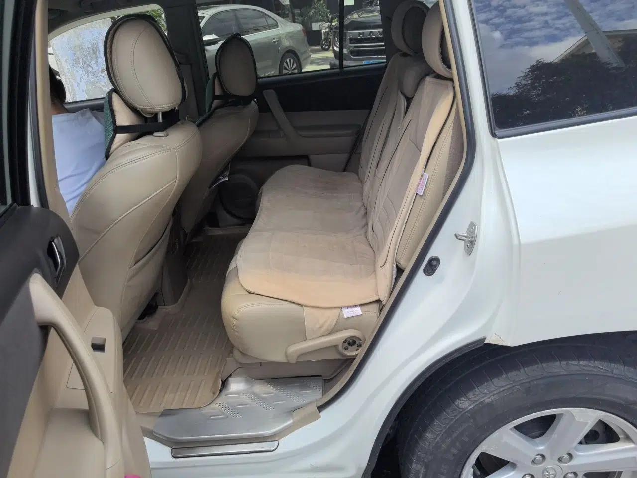 Toyota Highlander 2011 2.7L Two-Wheel Drive 5-Seater Elite Edition — миниатюра 17