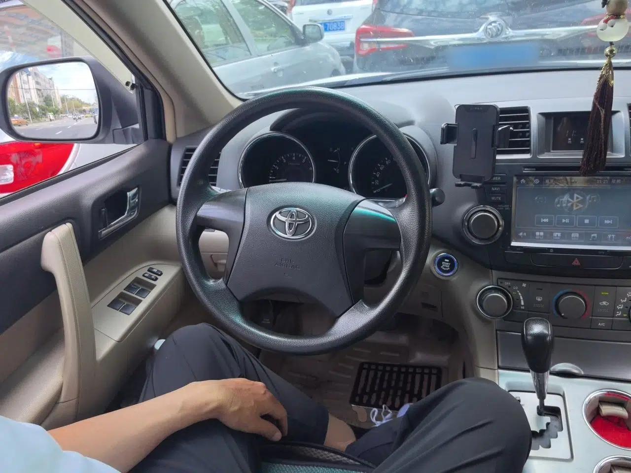 Toyota Highlander 2011 2.7L Two-Wheel Drive 5-Seater Elite Edition — миниатюра 10