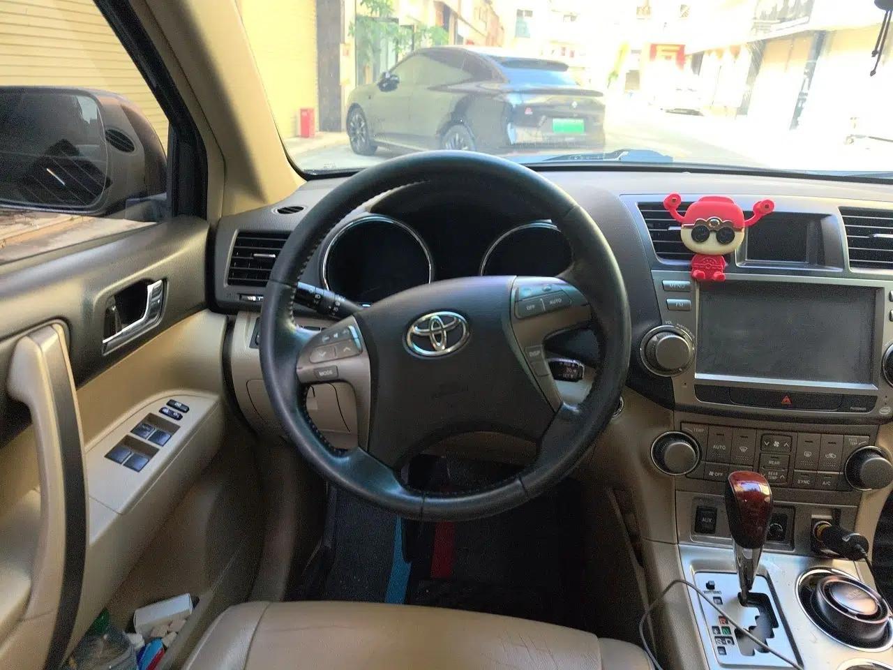 Toyota Highlander 2011 2.7L Two-Wheel Drive 7-Seater Luxury Edition — миниатюра 10