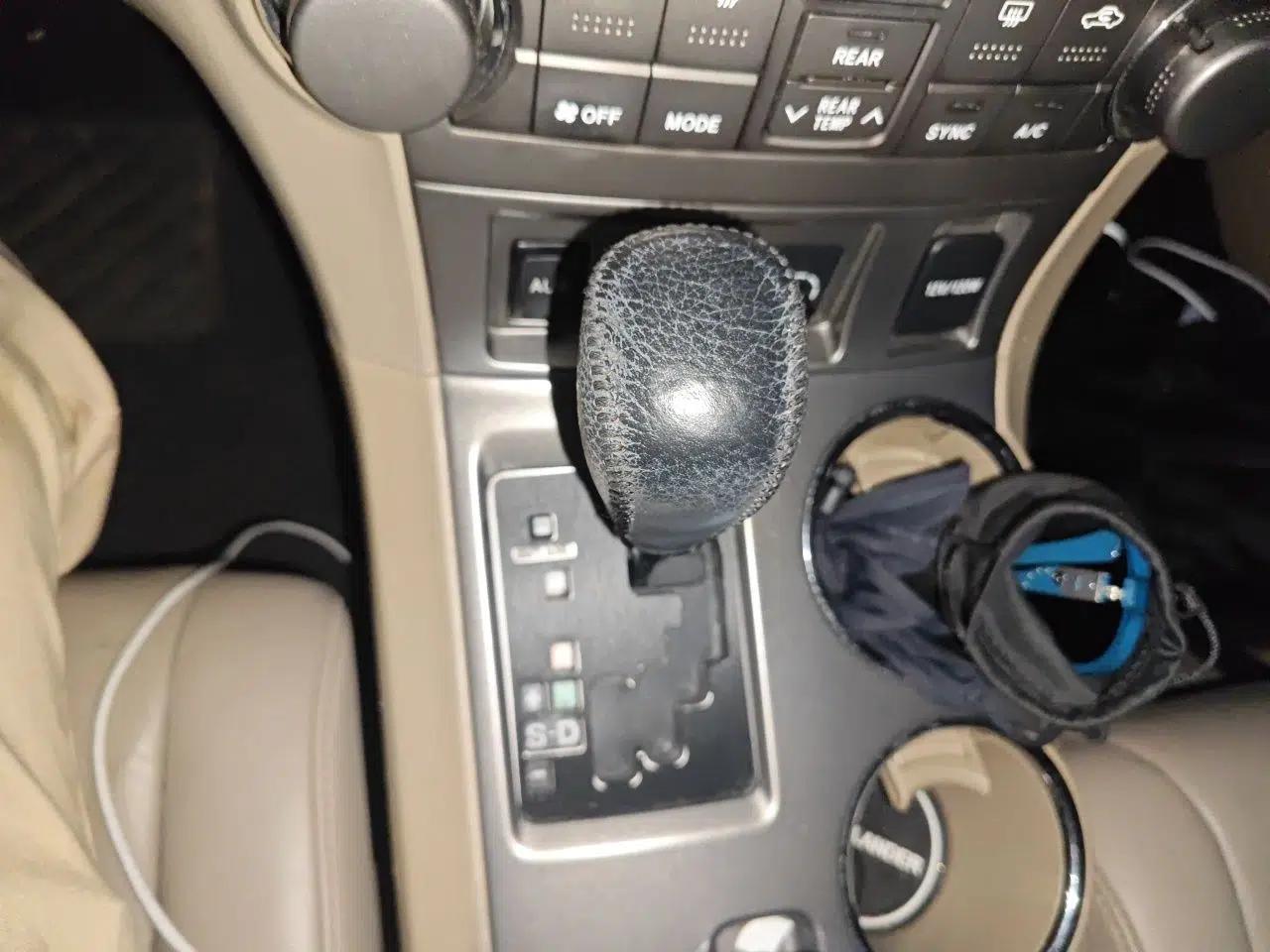 Toyota Highlander 2011 2.7L Two-Wheel Drive 7-Seater Luxury Edition — миниатюра 14
