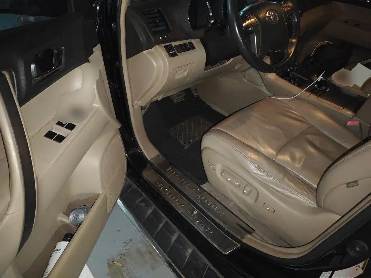 Toyota Highlander 2011 2.7L Two-Wheel Drive 7-Seater Luxury Edition — миниатюра 16