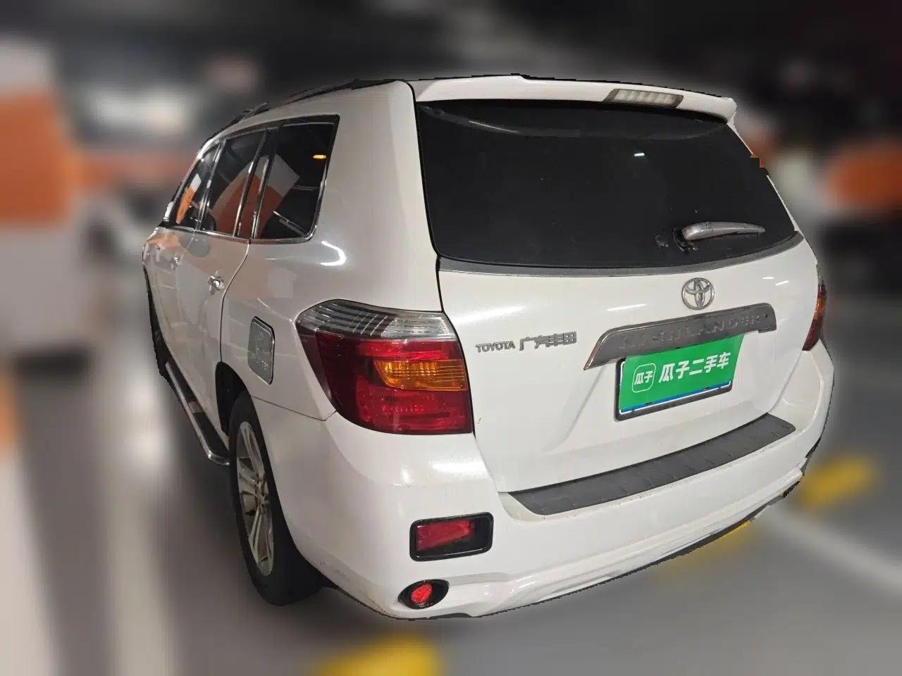 Toyota Highlander 2011 2.7L Two-Wheel Drive 7-Seater Luxury Edition — миниатюра 4