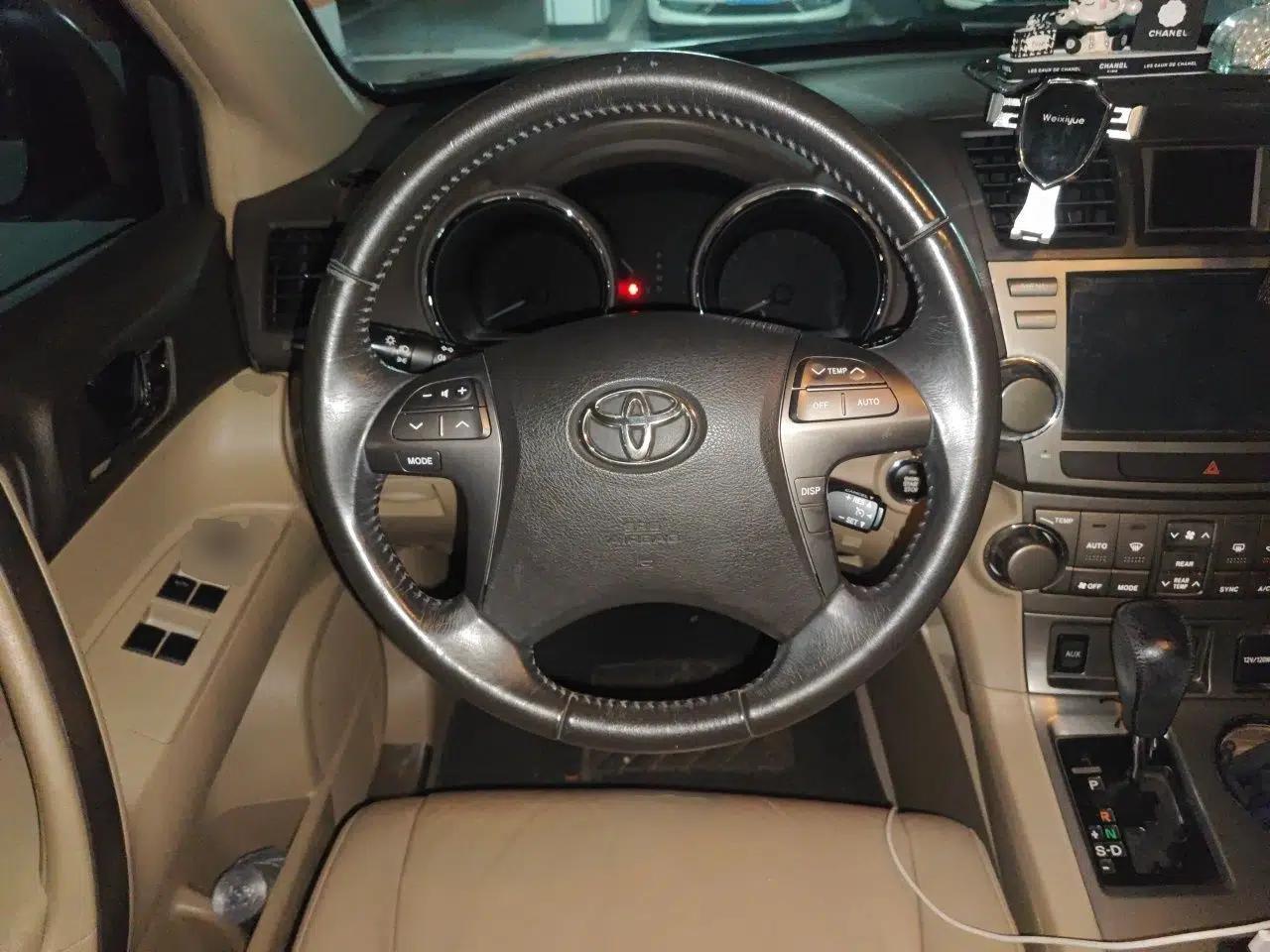 Toyota Highlander 2011 2.7L Two-Wheel Drive 7-Seater Luxury Edition — миниатюра 10