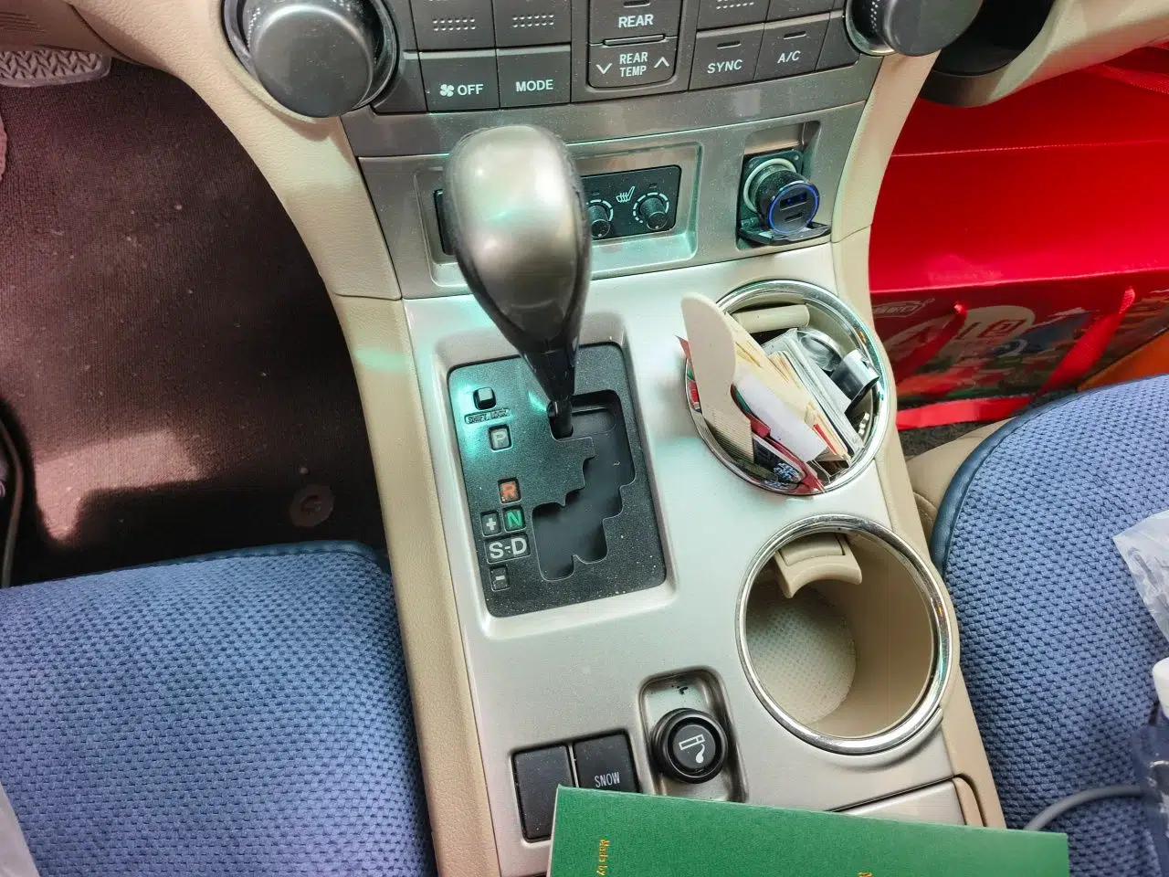 Toyota Highlander 2012 2.7L Two-Wheel Drive 7-Seater Luxury Navigation Edition — миниатюра 14