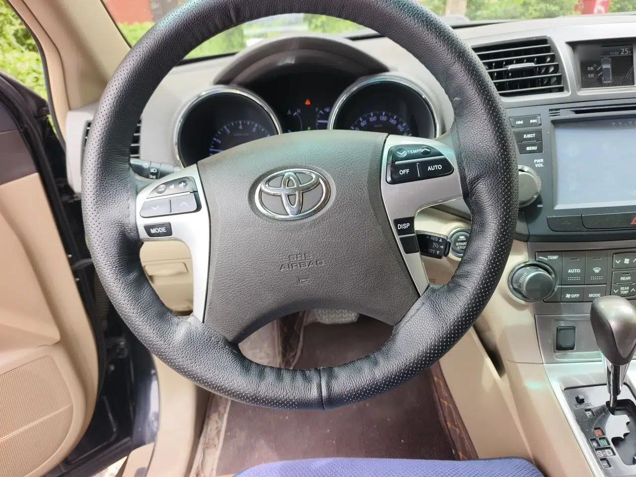 Toyota Highlander 2012 2.7L Two-Wheel Drive 7-Seater Luxury Navigation Edition — миниатюра 10