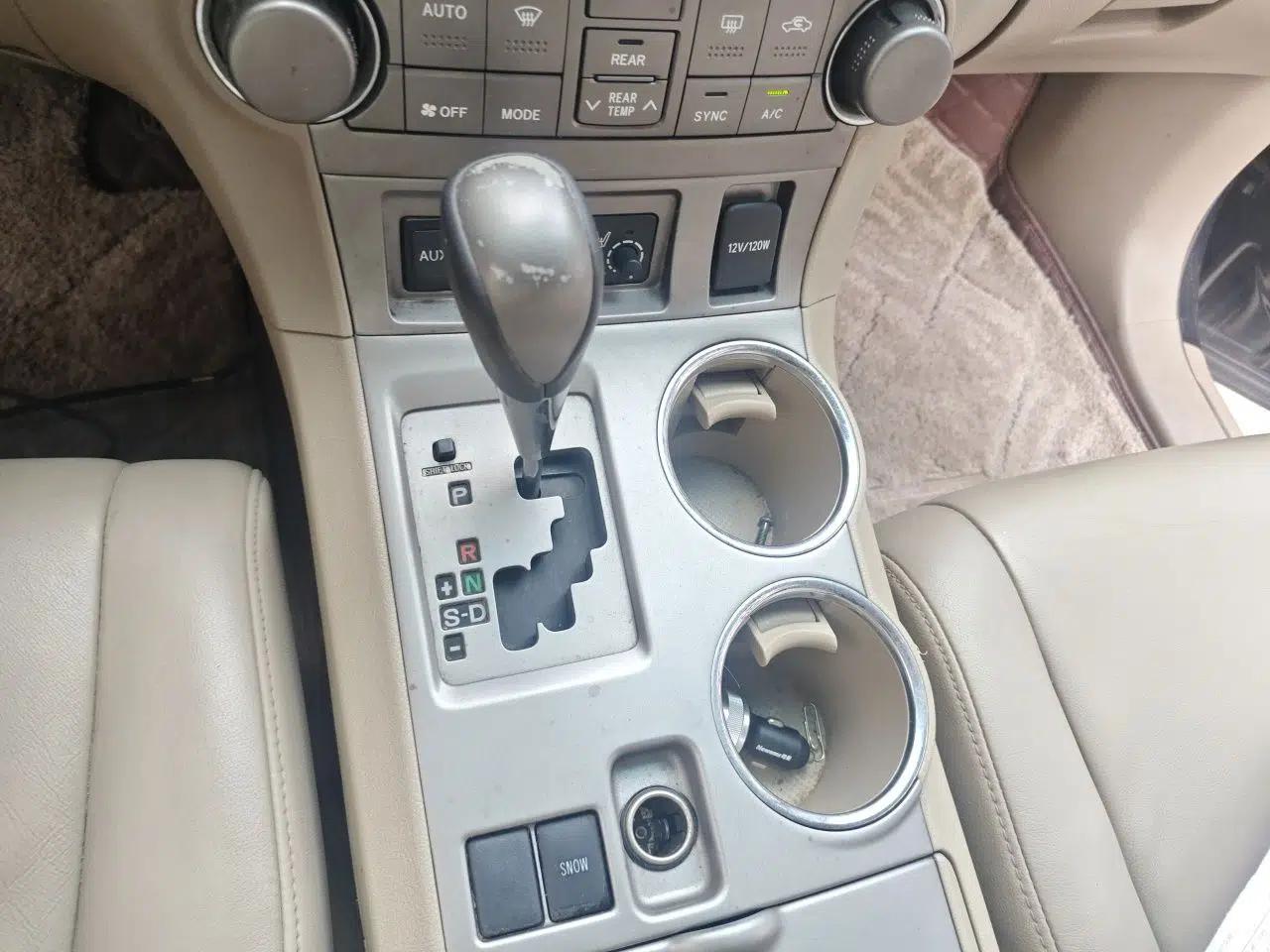 Toyota Highlander 2009 2.7L Two-Wheel Drive 7-Seater Luxury Edition — миниатюра 14