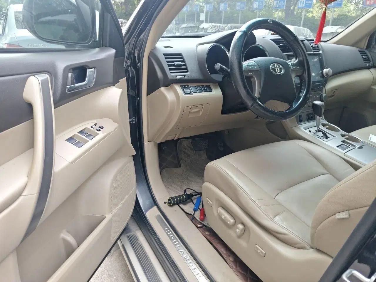 Toyota Highlander 2009 2.7L Two-Wheel Drive 7-Seater Luxury Edition — миниатюра 16