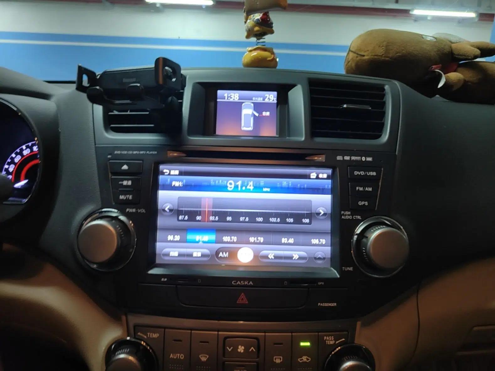 Toyota Highlander 2012 2.7L Two-Wheel Drive 7-Seater Luxury Edition — миниатюра 13