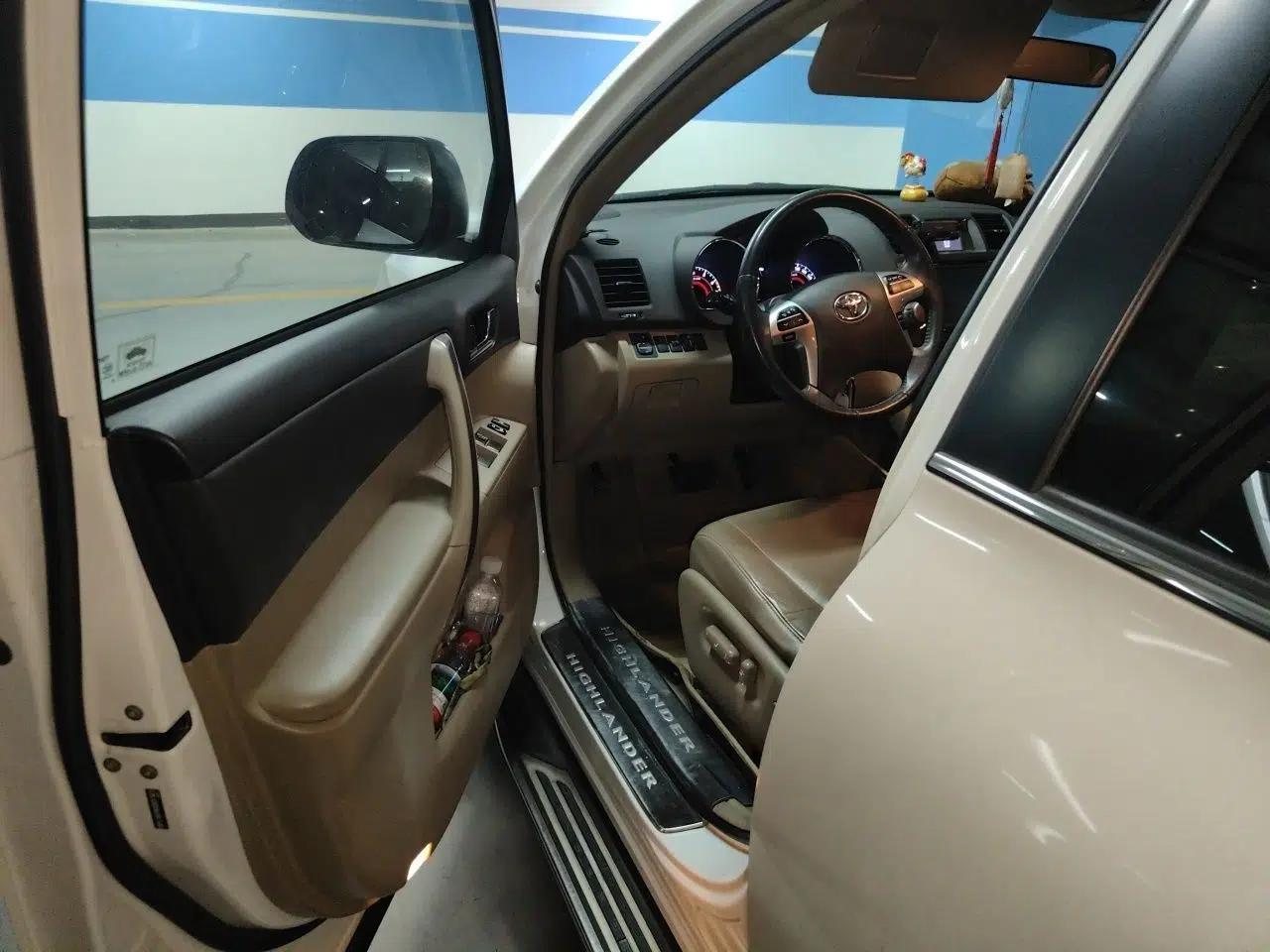 Toyota Highlander 2012 2.7L Two-Wheel Drive 7-Seater Luxury Edition — миниатюра 16