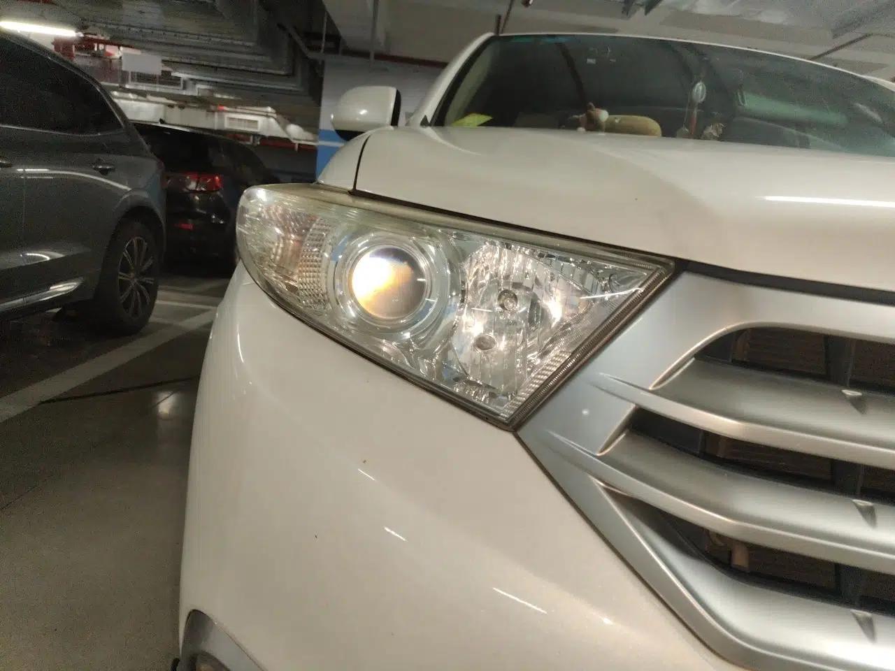 Toyota Highlander 2012 2.7L Two-Wheel Drive 7-Seater Luxury Edition — миниатюра 7