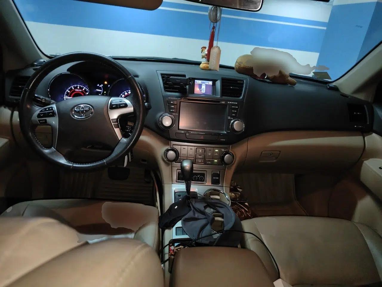 Toyota Highlander 2012 2.7L Two-Wheel Drive 7-Seater Luxury Edition — миниатюра 9