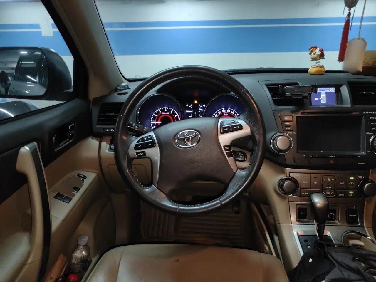 Toyota Highlander 2012 2.7L Two-Wheel Drive 7-Seater Luxury Edition — миниатюра 10