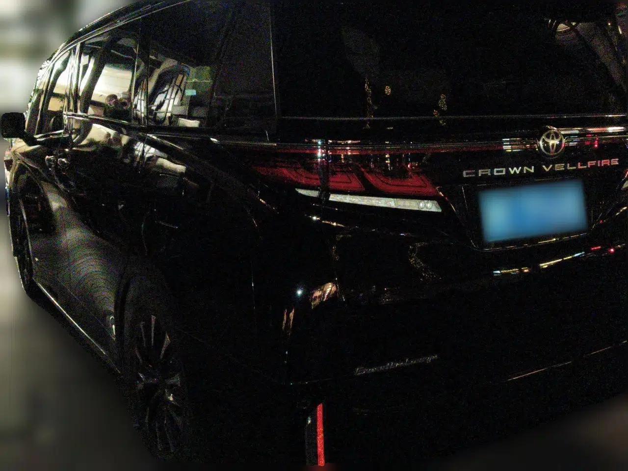 Toyota Vellfire 2024 Crown Dual-Engine 2.5L Supreme Executive Edition — миниатюра 4