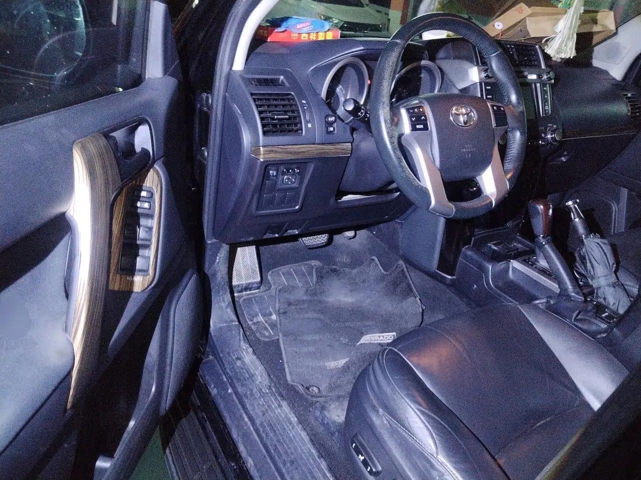 Toyota Prado 2015 2.7L Automatic Standard Edition — миниатюра 16