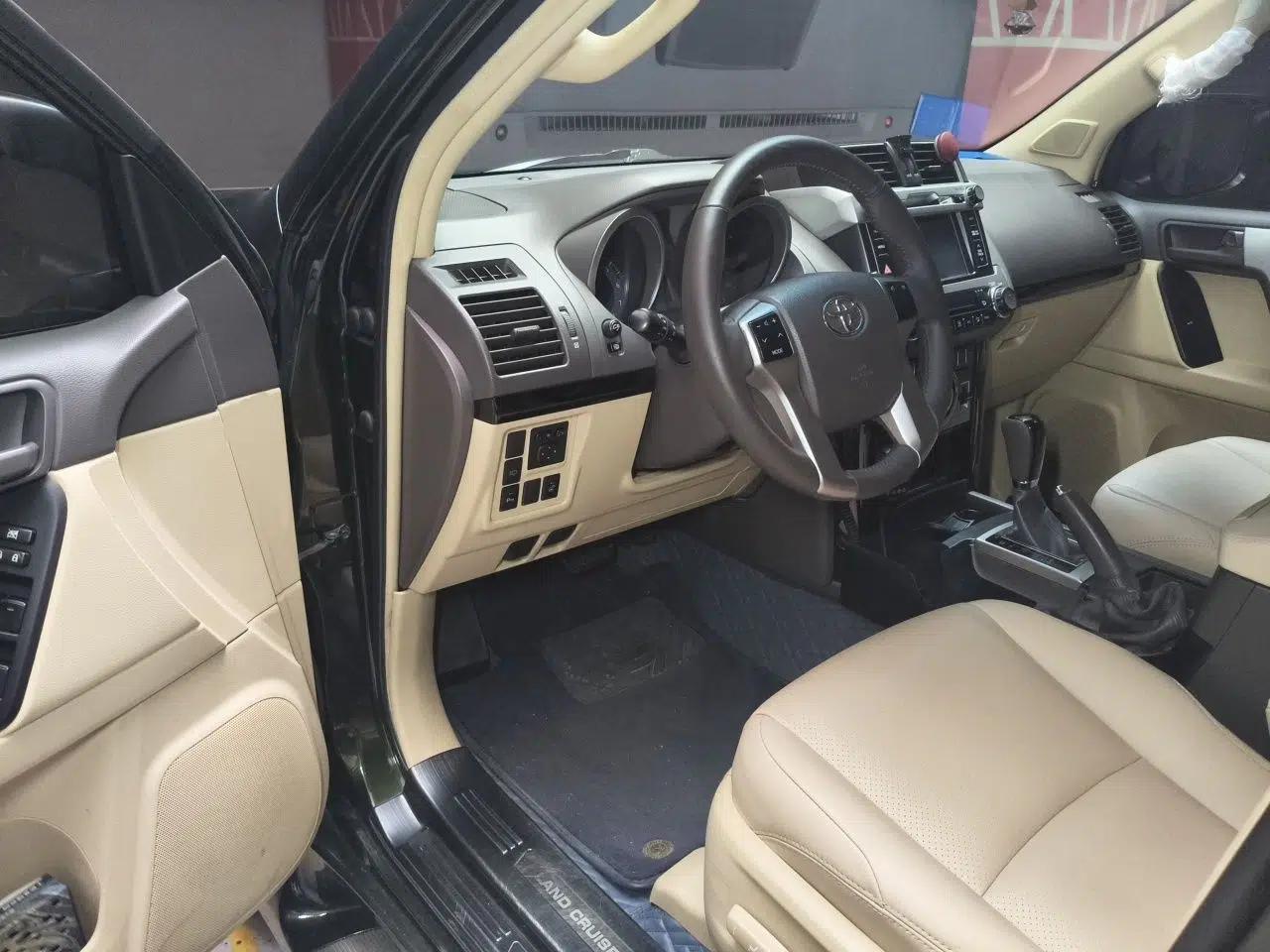 Toyota Prado Toyota Prado 2015, 4.0-liter, seven-seater, automatic transmission, gasoline engine, spare tire mounted on the rear (parallel import) — миниатюра 16