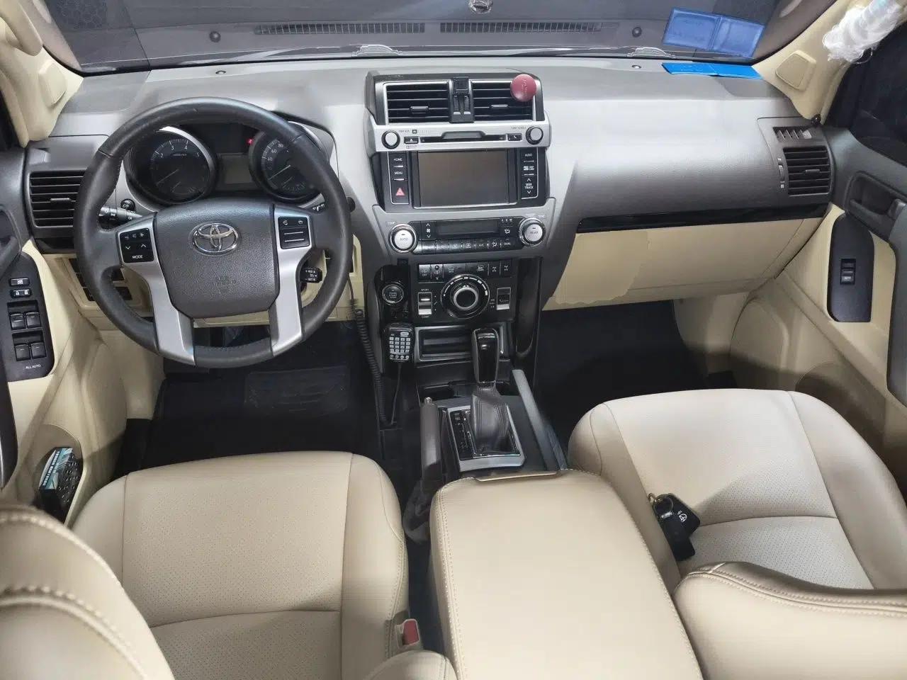 Toyota Prado Toyota Prado 2015, 4.0-liter, seven-seater, automatic transmission, gasoline engine, spare tire mounted on the rear (parallel import) — миниатюра 9