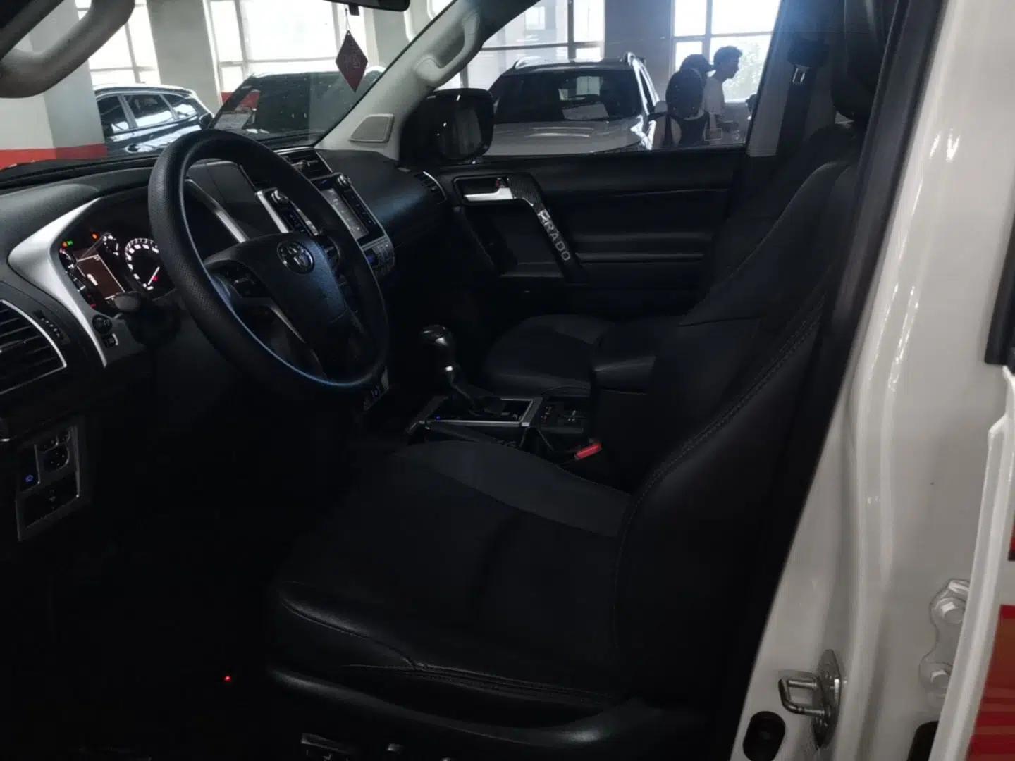 Toyota Prado 2018 3.5L Automatic TX-L with Rear-Mounted Spare Tire — миниатюра 17
