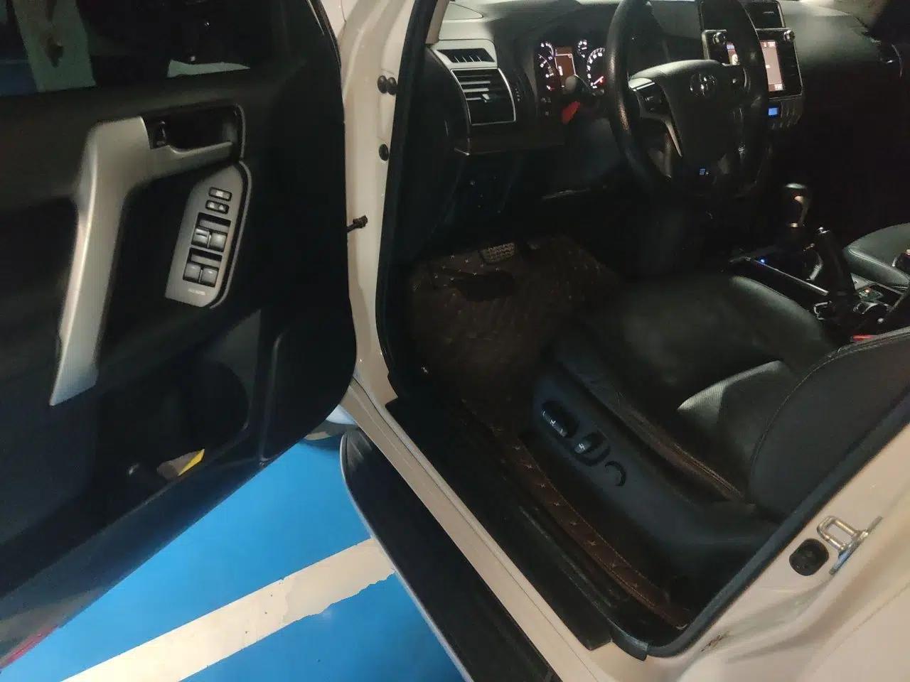 Toyota Prado 2018 3.5L Automatic TX-L with Rear-Mounted Spare Tire — миниатюра 16