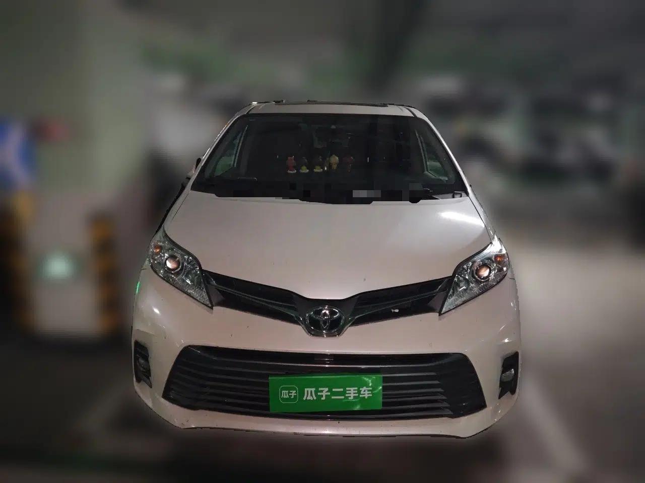 Toyota SIENNA 2019 3.5L Two-Wheel Drive XLE 7 Seats U.S. Specification — миниатюра 2