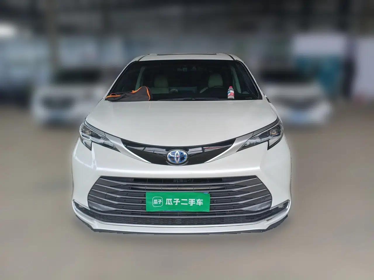 Toyota SIENNA 2021 2.5L Hybrid Premium Edition — миниатюра 2