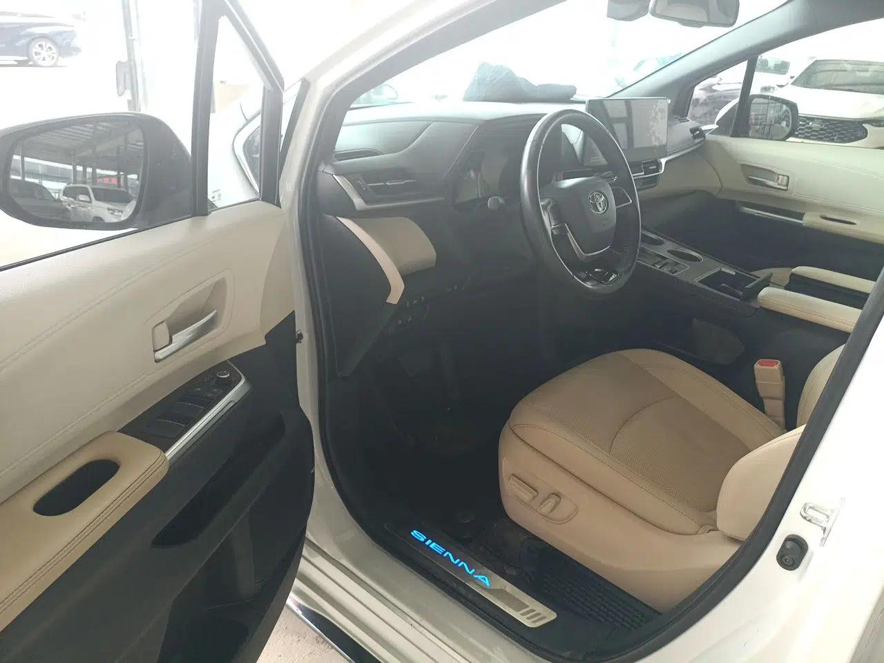 Toyota SIENNA 2021 2.5L Hybrid Premium Edition — миниатюра 16