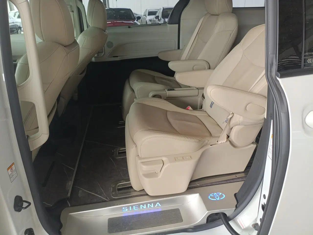 Toyota SIENNA 2021 2.5L Hybrid Premium Edition — миниатюра 17