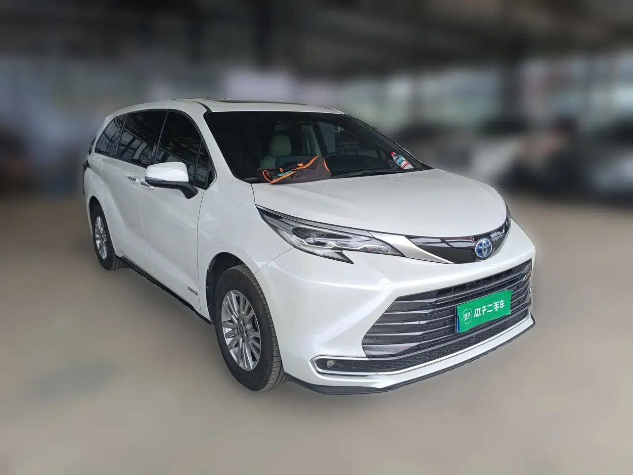 Toyota SIENNA 2021 2.5L Hybrid Premium Edition — миниатюра 3