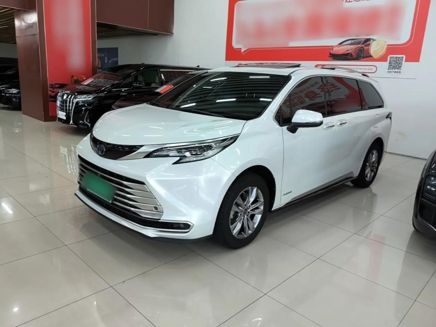 Toyota SIENNA 2021 2.5L Hybrid Platinum Edition — миниатюра 1