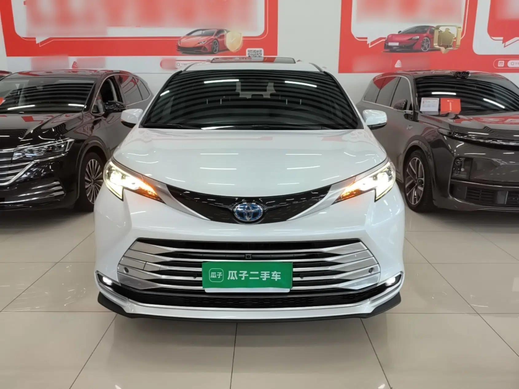 Toyota SIENNA 2021 2.5L Hybrid Platinum Edition — миниатюра 2