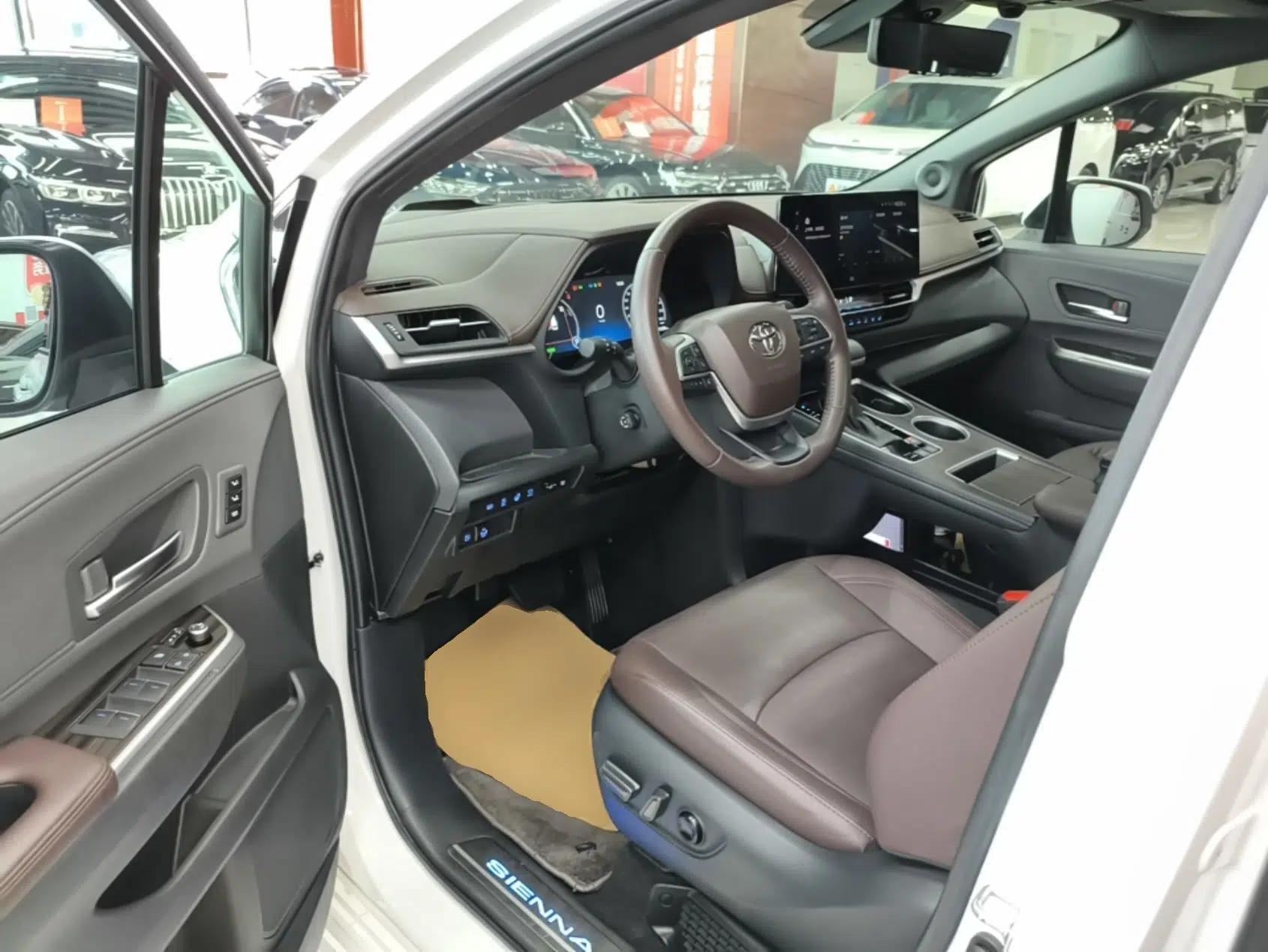 Toyota SIENNA 2021 2.5L Hybrid Platinum Edition — миниатюра 18