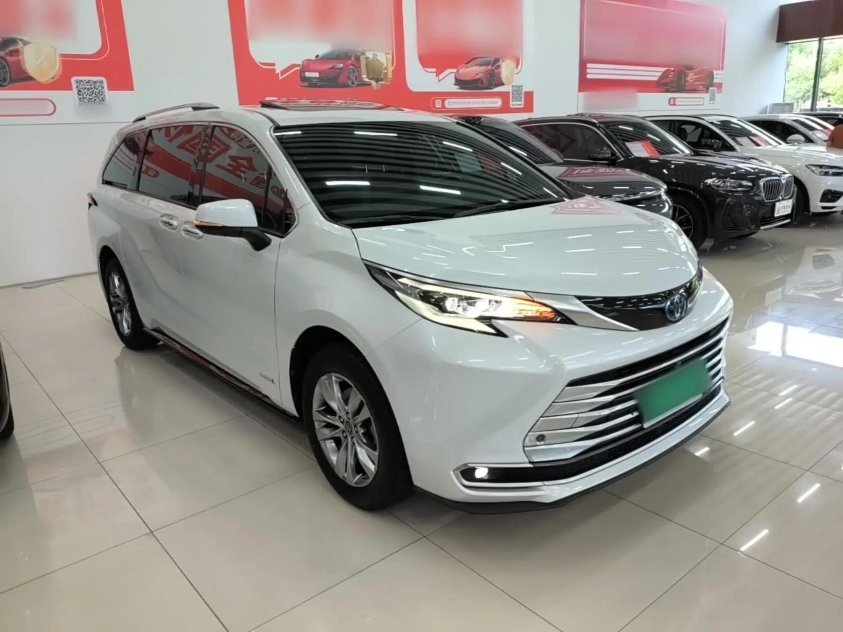 Toyota SIENNA 2021 2.5L Hybrid Platinum Edition — миниатюра 3