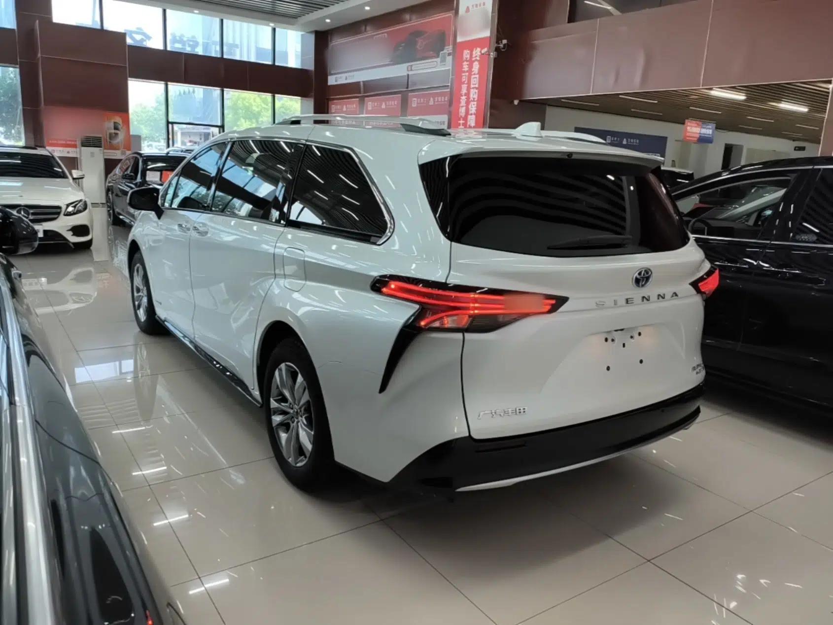 Toyota SIENNA 2021 2.5L Hybrid Platinum Edition — миниатюра 4