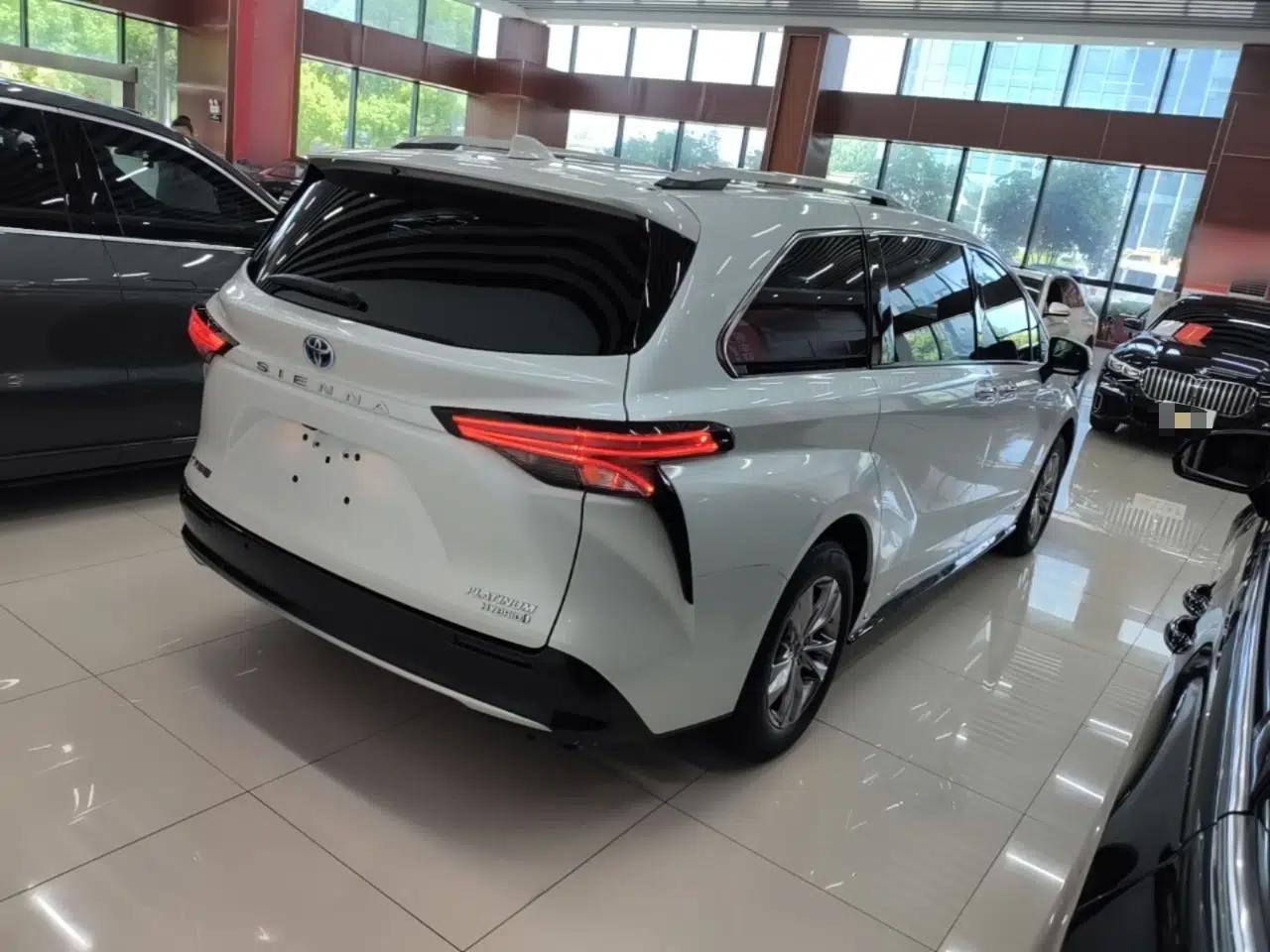 Toyota SIENNA 2021 2.5L Hybrid Platinum Edition — миниатюра 6